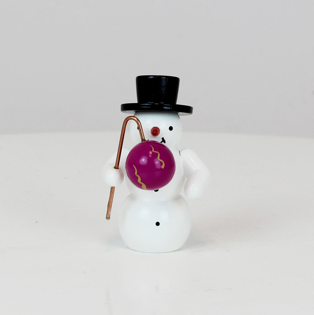 Schneemann mit lila Lampion