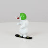 Schneemann mit Snowboard und Skibrille