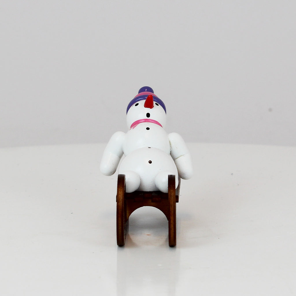 Schneemann auf Schlitten