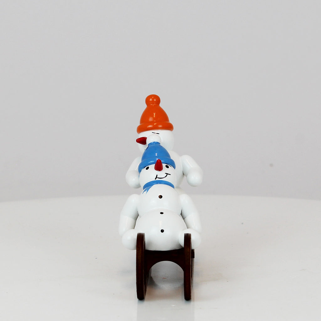 Schneemann-Duo auf Schlitten