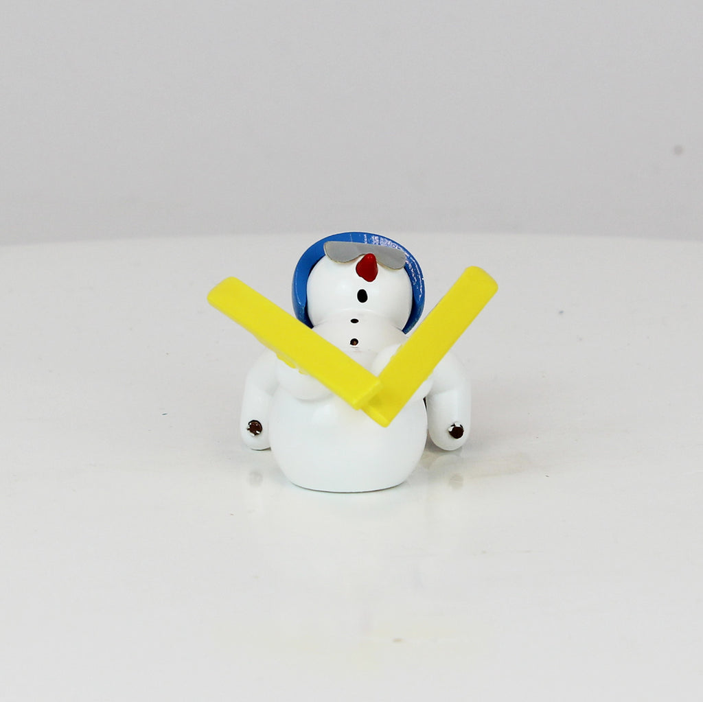 Schneemann mit Ski und blauem Helm