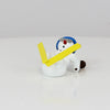 Schneemann mit Ski und blauem Helm