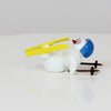 Schneemann mit Ski und blauem Helm