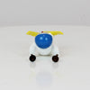 Schneemann mit Ski und blauem Helm