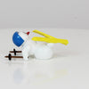 Schneemann mit Ski und blauem Helm