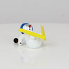 Schneemann mit Ski und blauem Helm
