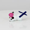 Schneemann mit Ski und rosa Helm