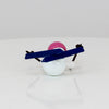 Schneemann mit Ski und rosa Helm