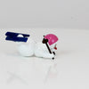Schneemann mit Ski und rosa Helm
