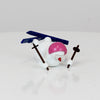 Schneemann mit Ski und rosa Helm