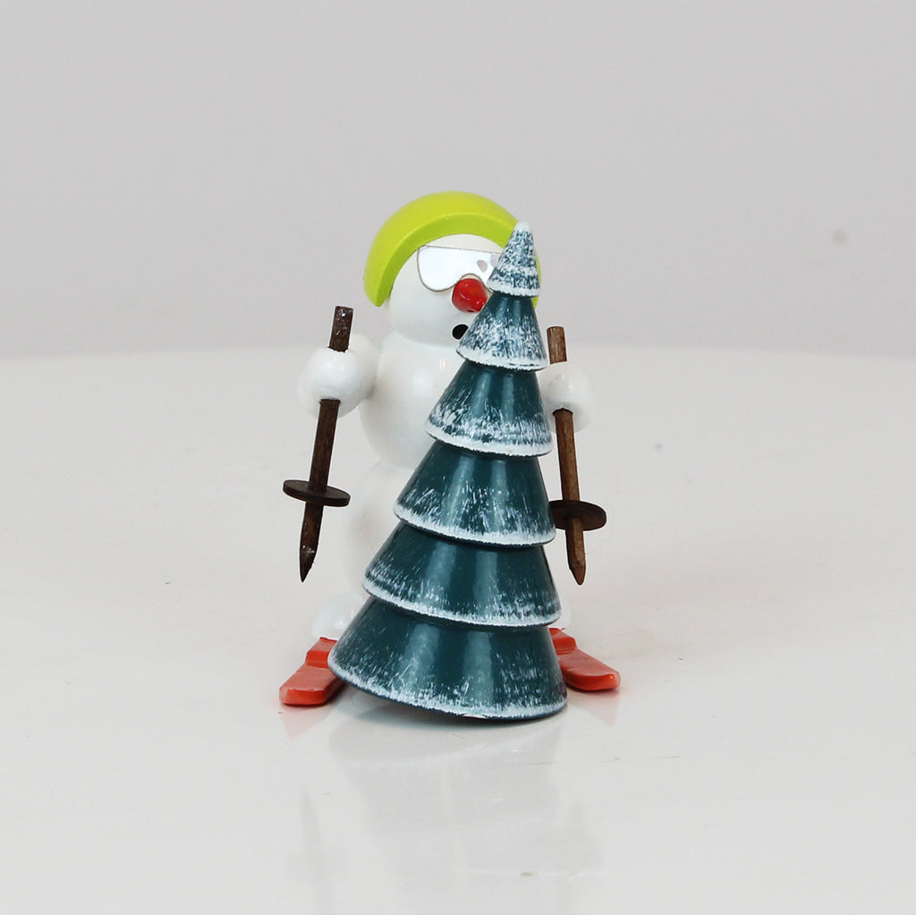 Schneemann mit Ski und Baum