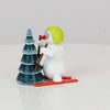 Schneemann mit Ski und Baum