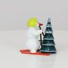 Schneemann mit Ski und Baum