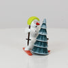 Schneemann mit Ski und Baum