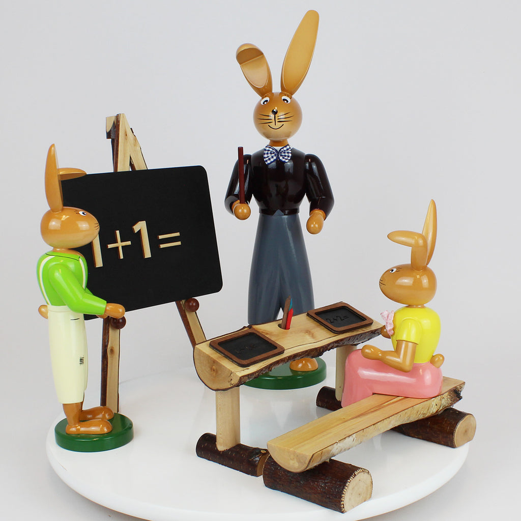 Osterhasenschule – Lehrerin und zwei Schüler, groß